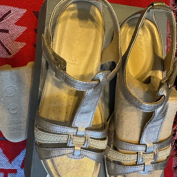 ECCO, Flash Leather T-Strap Sandals, good used, size 11- 11.5 grey metallic - Picture 5 of 9